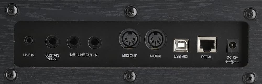 Panel vstupů u digitálního piana Gewa DP 520.